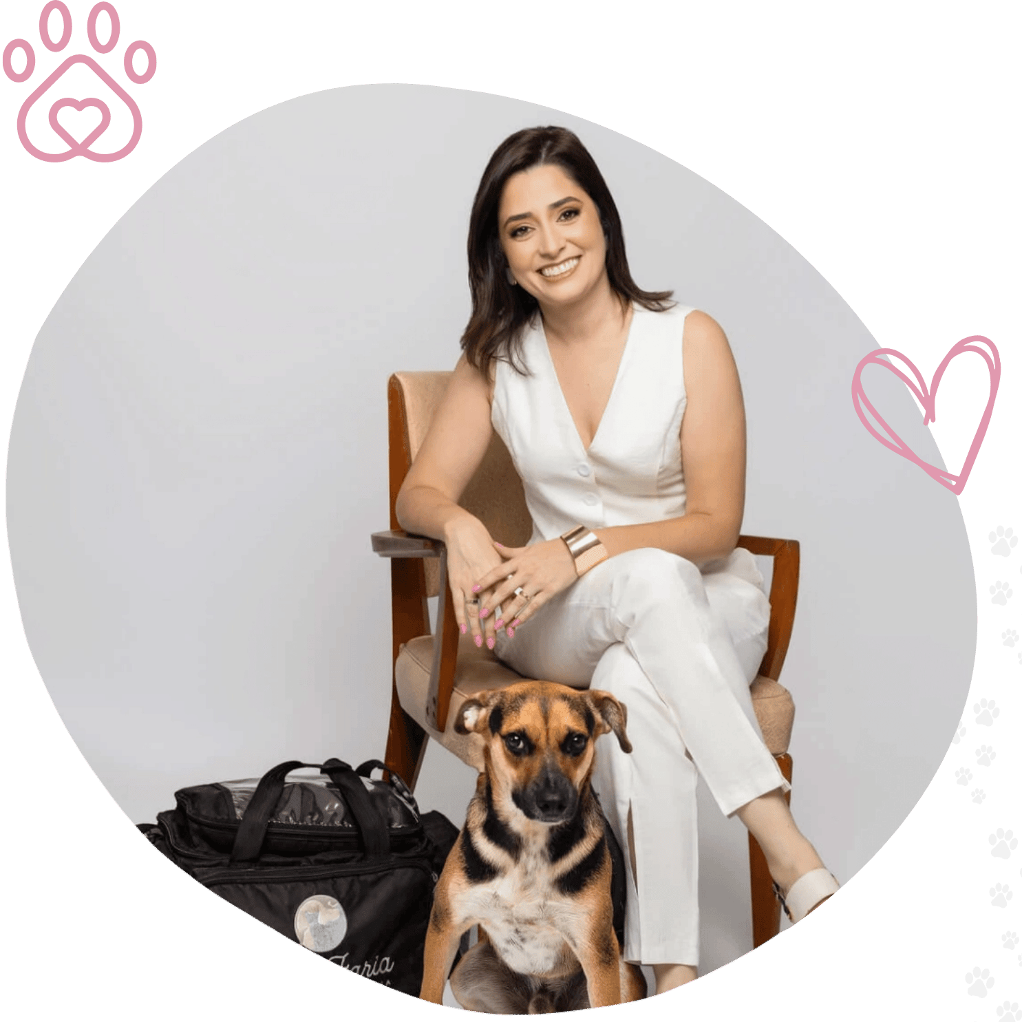 Dra. Aline Faria realizando atendimento veterinário em domicílio com carinho